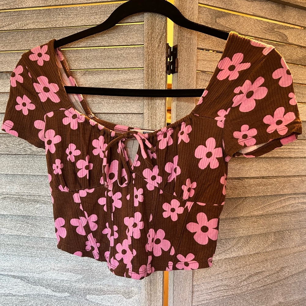 MADDEN NYC Pink & Brown Floral Cropped Top Blouse Short Sleeve Woman’s X-Small